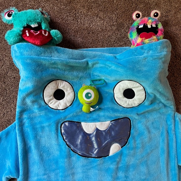 Children's plush sleeping bag with 3 monster plush animals - Picture 10 of 13
